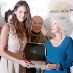 Una espléndida Cayetana recibe el premio de manos de Eva González