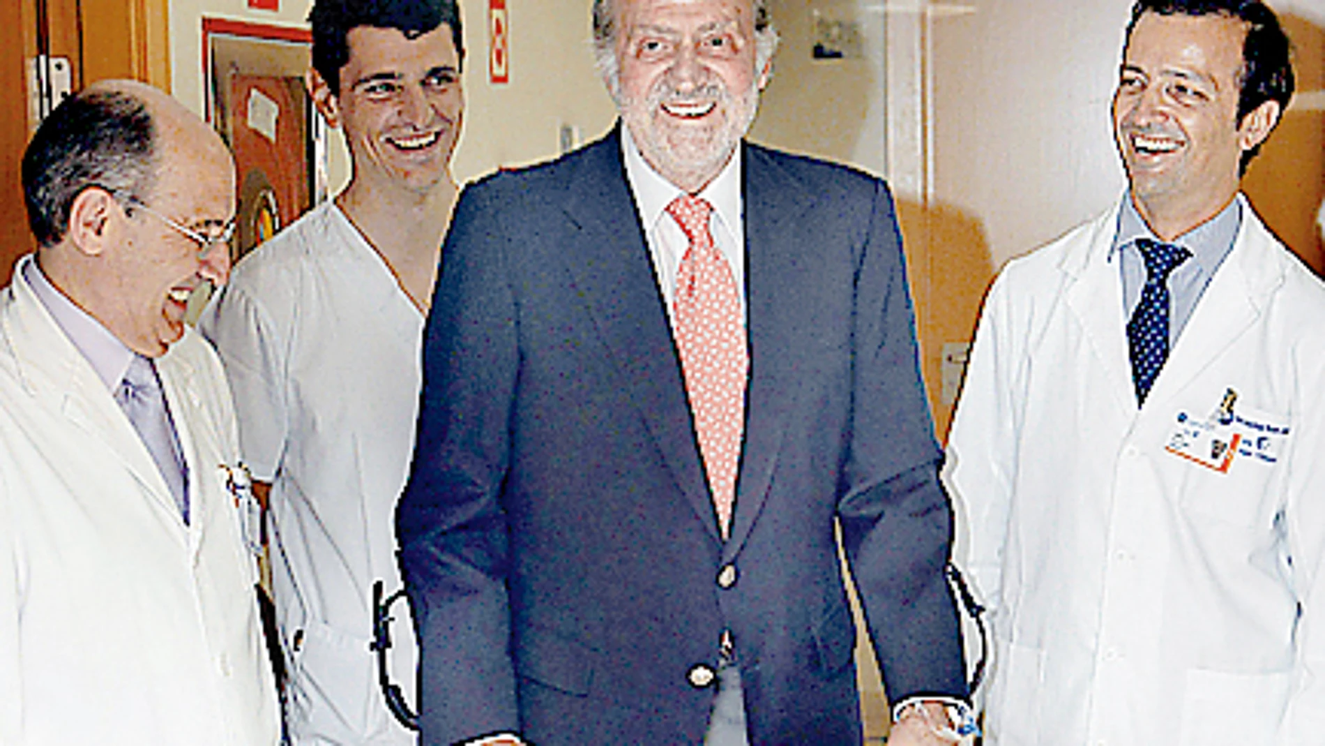 Don Juan Carlos, tras ser operado de la rodilla