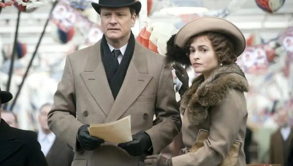 Colin Firth (i) y Helena Bonham (d) en una escena de la película &quot;El discurso del rey&quot;.