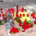 Un improvisado altar en la calle recuerda a Efosa Okosun