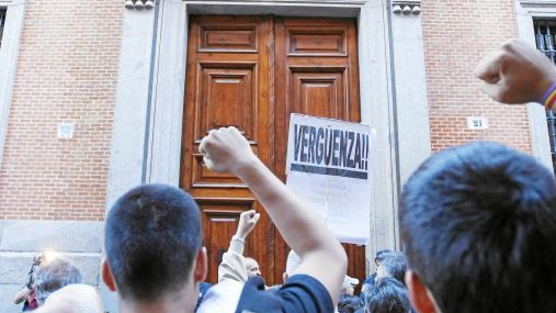 La izquierda convocó hace unos días una manifestación frente a la Real Academia de la Historia