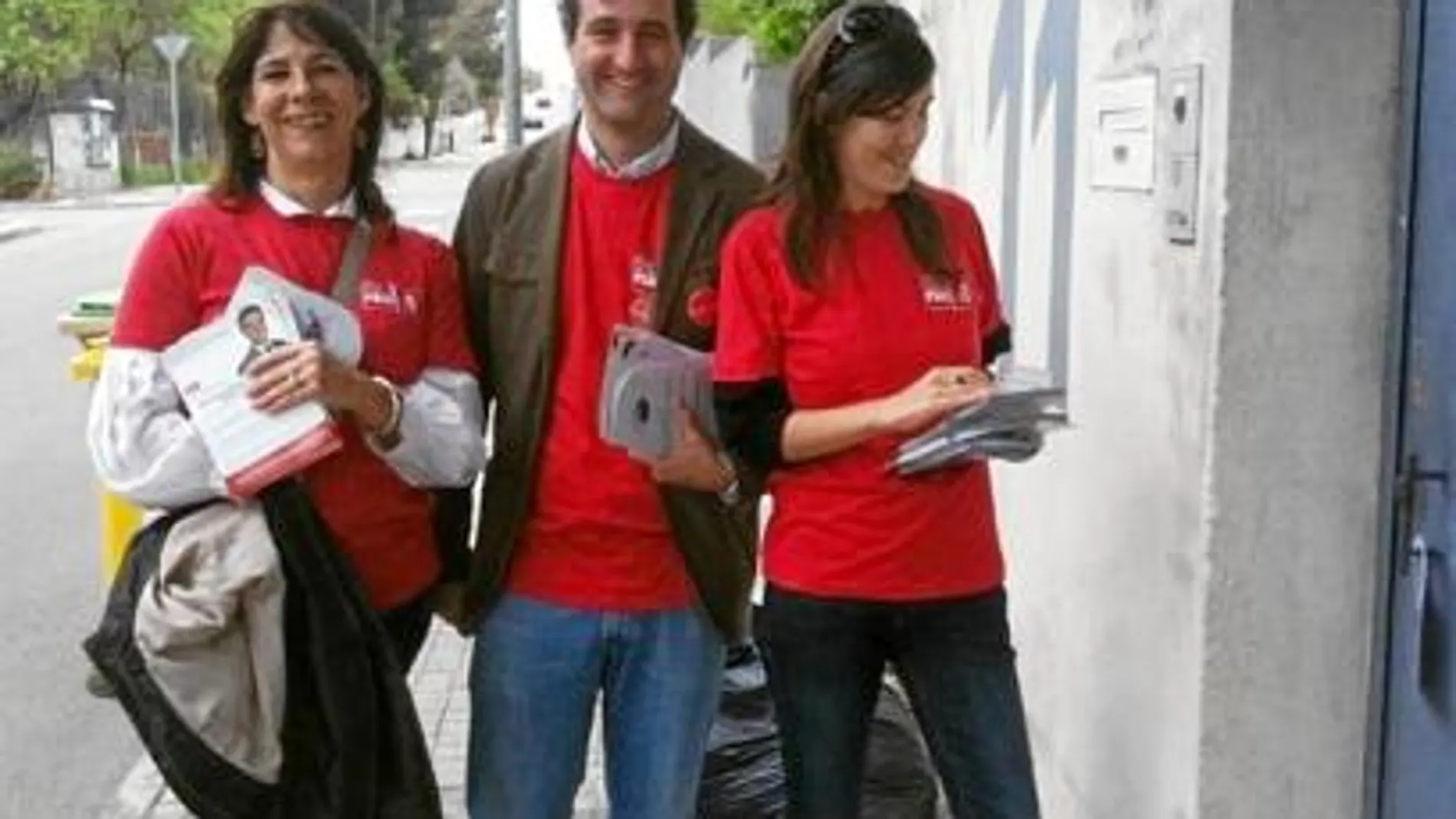 David Cierco, candidato del PSOE por Pozuelo, aprovechó ayer la mañana para buzonear publicidad y colgó esta foto en su Twitter