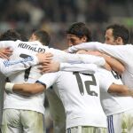 Los jugadores del Real Madrid celebran el segundo gol del equipo blanco