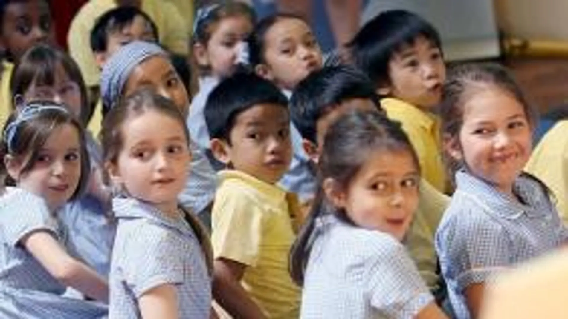 Unos niños británicos de primaria fotografiados durante una clase