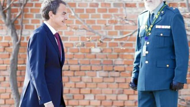 Zapatero, se dirige al encuentro con el primer ministro polaco, ayer, en el Palacio de la Moncloa