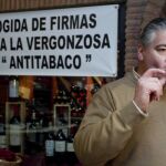 El dueño del asador se fuma un puro después de que le fuera notificada la orden de cierre