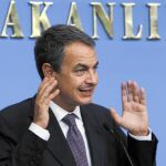 El presidente del Gobierno rehusó ayer hablar de los recortes que prepara en Ankara