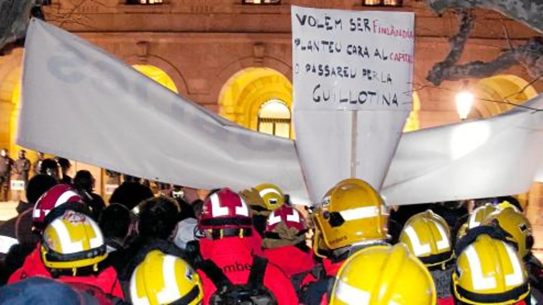 Miles de funcionarios protestan contra el nuevo tijeretazo de Mas