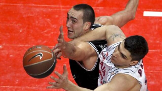 Hervelle y Barac pugnan por un balón en el partido de hoy
