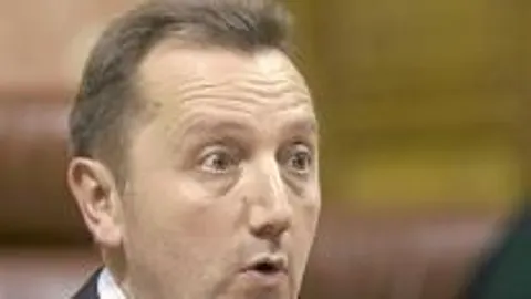 El consejero de Empleo compareció ayer en el Parlamento para hablar sobre las ayudas de la Agencia IDEA