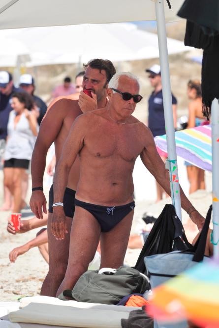 Giorgio Armani disfruta con un amigo en Formentera