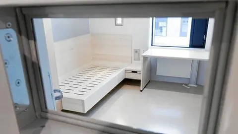 Celda diseñada al puro estilo de Ikea. Existe un contraste entre la suavidad y la dureza