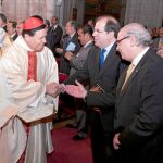 Herrera saluda al cardenal de México Norberto Rivera, con Quijano al fondo