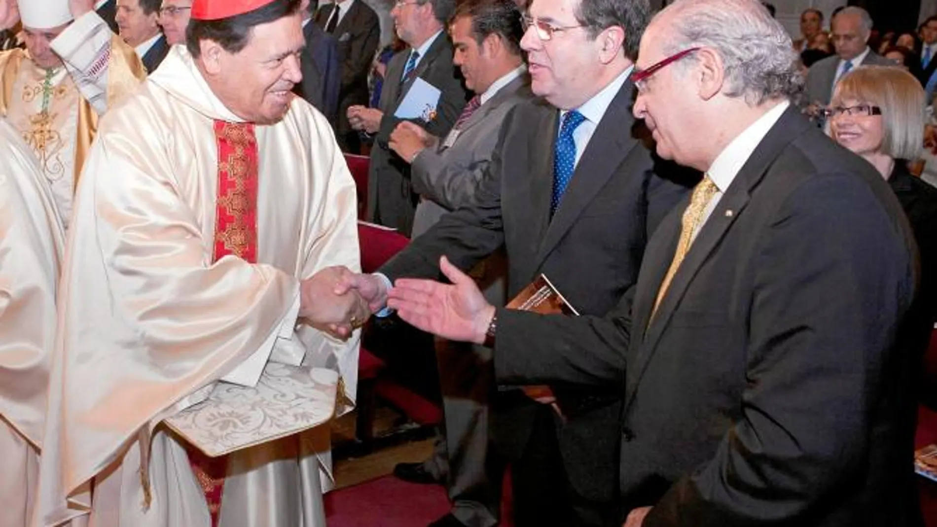 Herrera saluda al cardenal de México Norberto Rivera, con Quijano al fondo