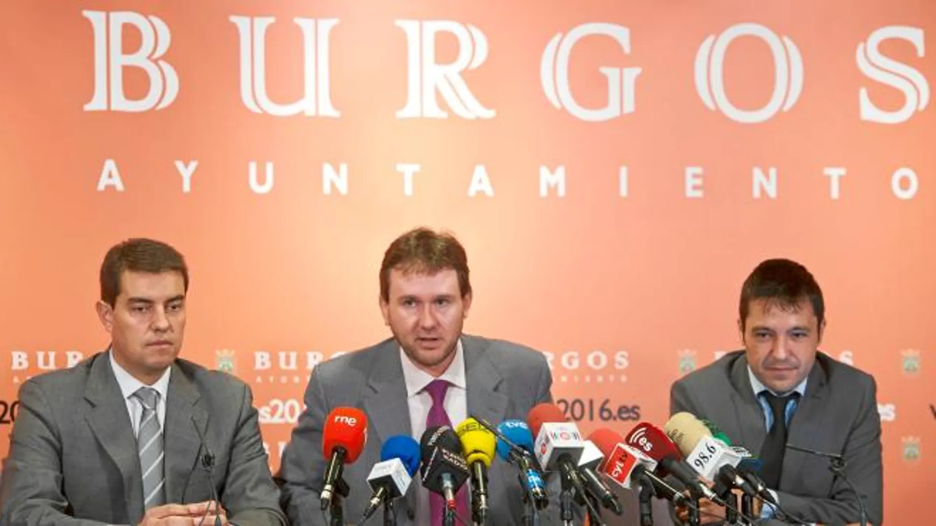 El alcalde de Burgos, Javier Lacalle, junto a los concejales Ángel Ibáñez y Eduardo Villanueva