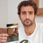 David Hernández muestra una foto de su hermano desaparecido