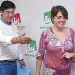 Diego Valderas y la responsable del área institucional de IULV-CA, Elena Cortés, ayer