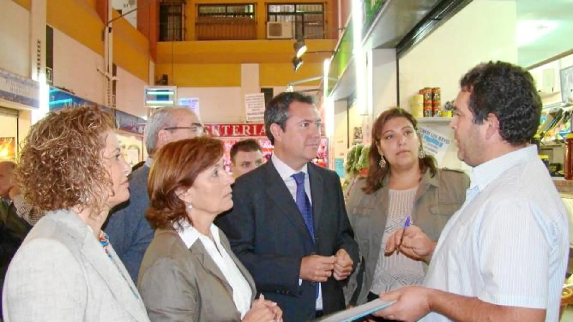 El portavoz de la oposición inició una recogida de firmas para instar a Zoido a que la obra del metro empiece en Pino Montano