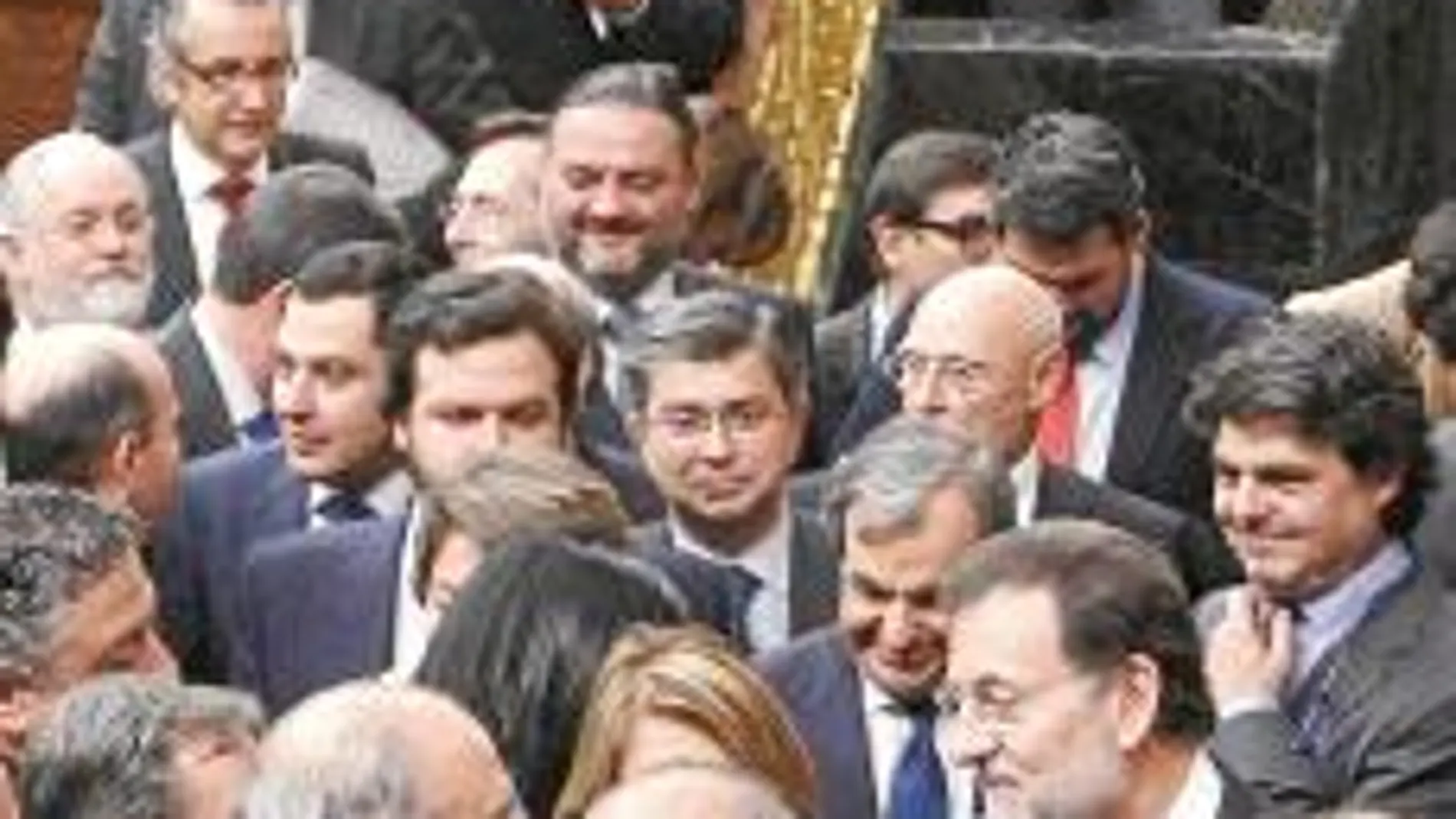 Todo el Grupo Popular acudió a felicitar al nuevo presidente
