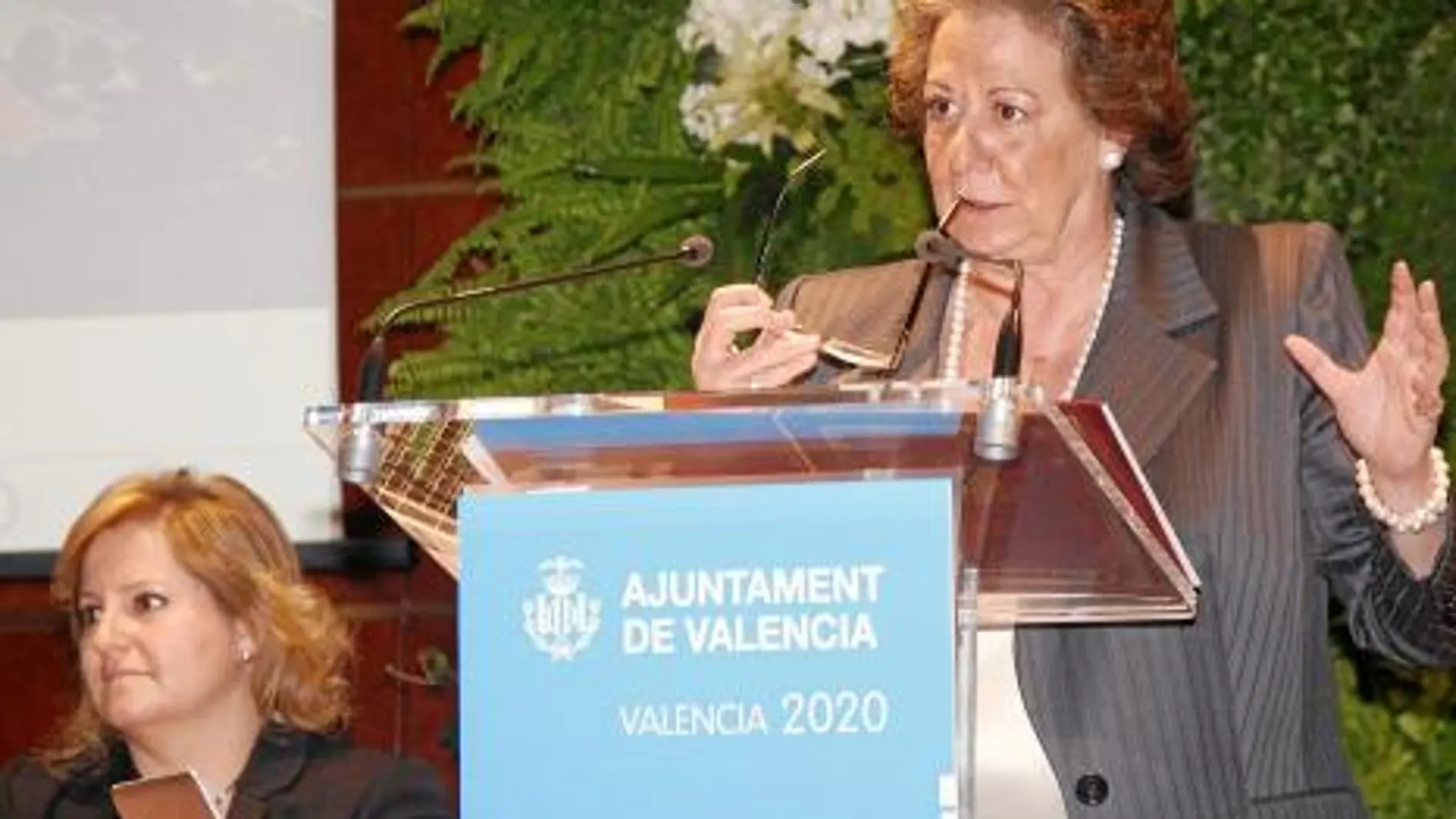 La alcaldesa de Valencia, Rita Barberá, y la concejala del Ayuntamiento, María Ángeles Ramón-Llín, durante la presentación del plan