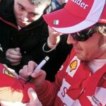 Fernando Alonso firmó ayer autógrafos en Montmeló