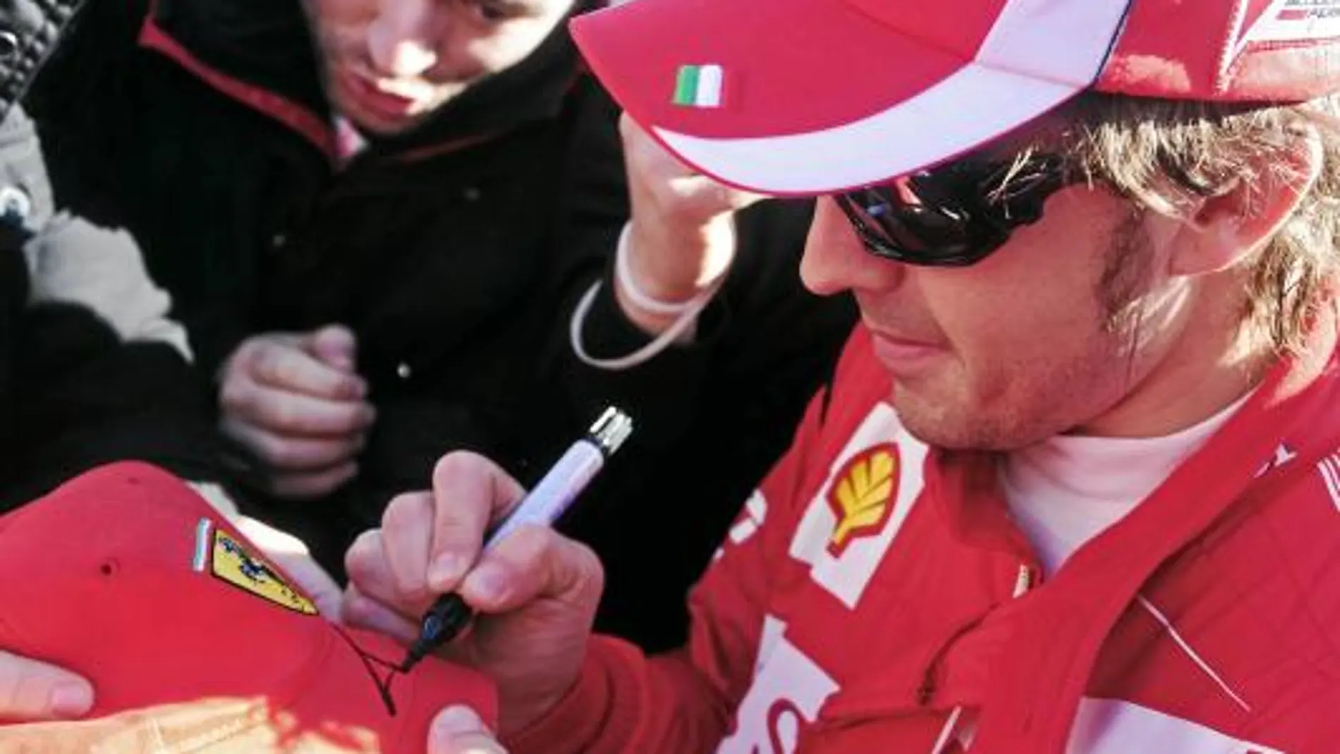 Fernando Alonso firmó ayer autógrafos en Montmeló