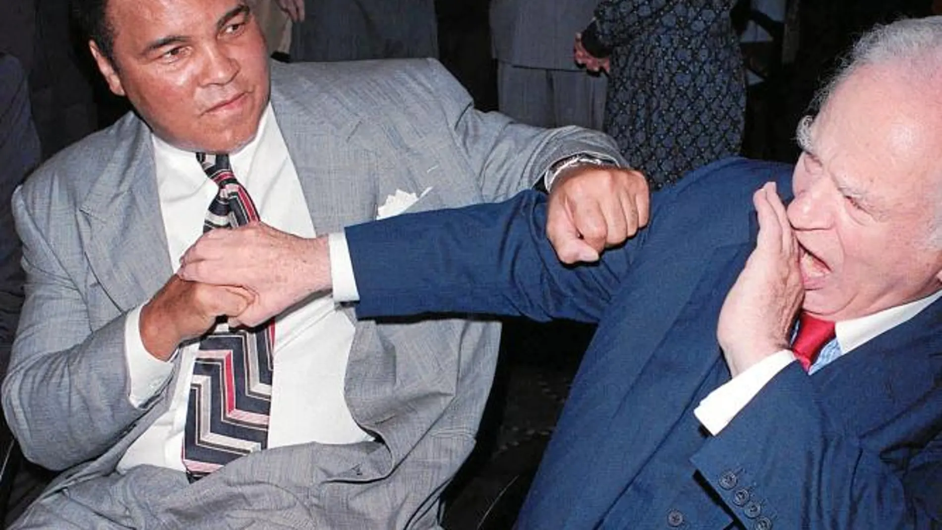 Juego de niños. Mailer intercambia unos golpes con su amigo Alí a mediados de los 70. A la izquierda, el novelista con su mujer, Norris Church