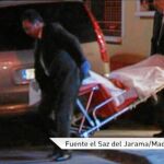 Momento en el que el cadáver del padrastro era trasladado para que se le realizase la autopsia por los operarios de la funeraria