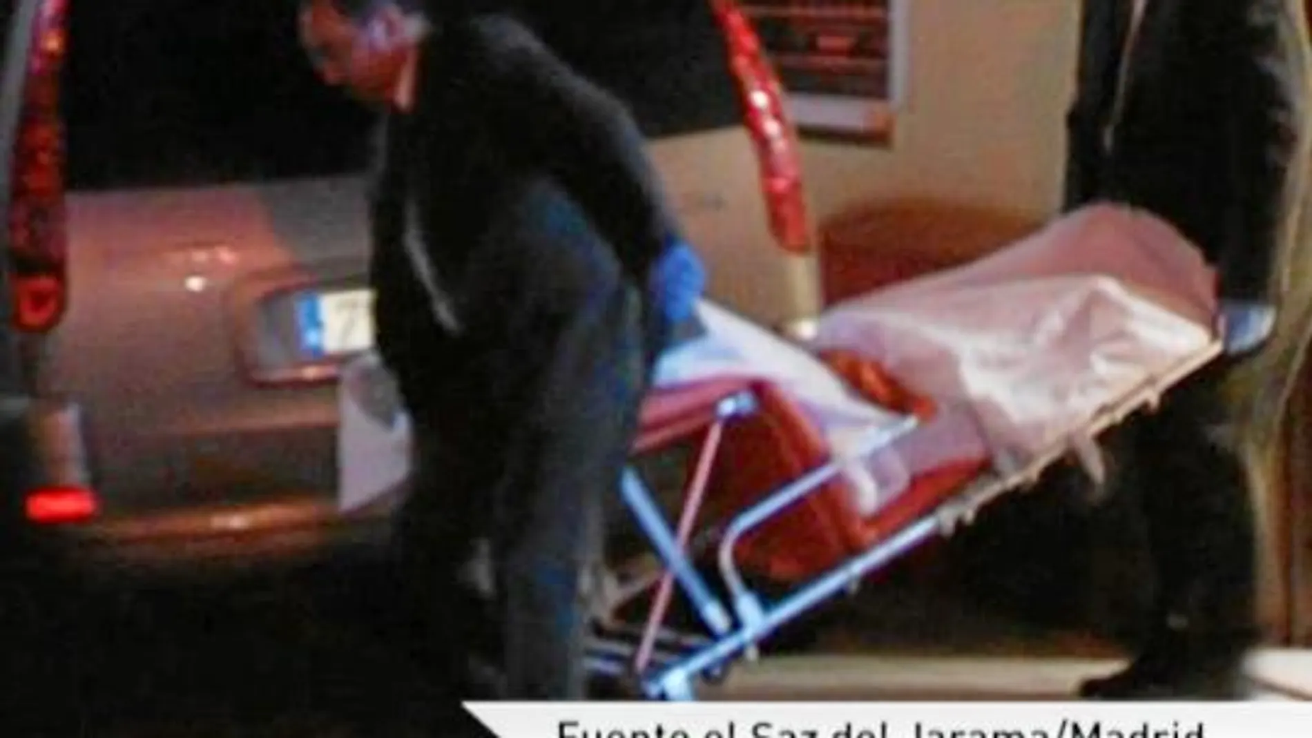Momento en el que el cadáver del padrastro era trasladado para que se le realizase la autopsia por los operarios de la funeraria