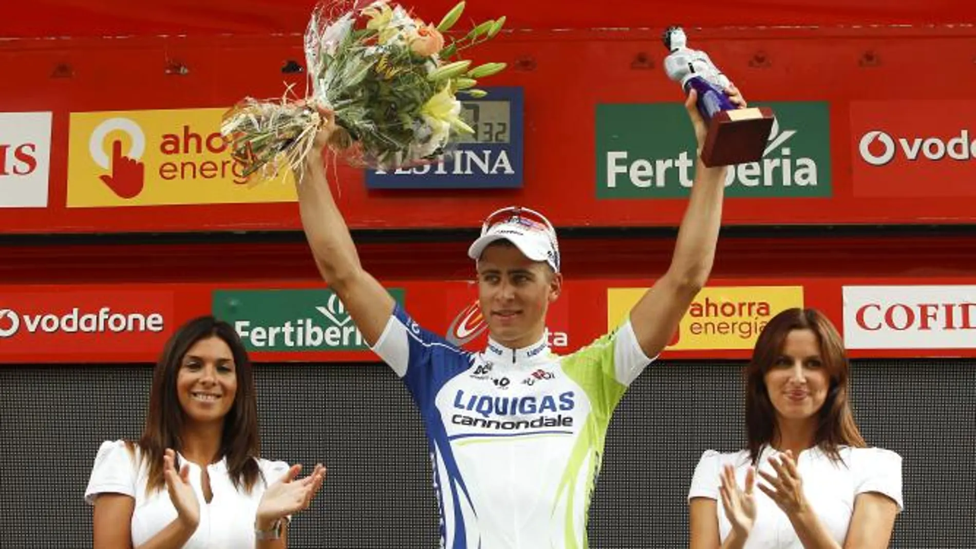 El eslovaco Peter Sagan, del Liquigas-Cannondale, celebra en el podio su triunfo en la duodécima etapa de la Vuelta