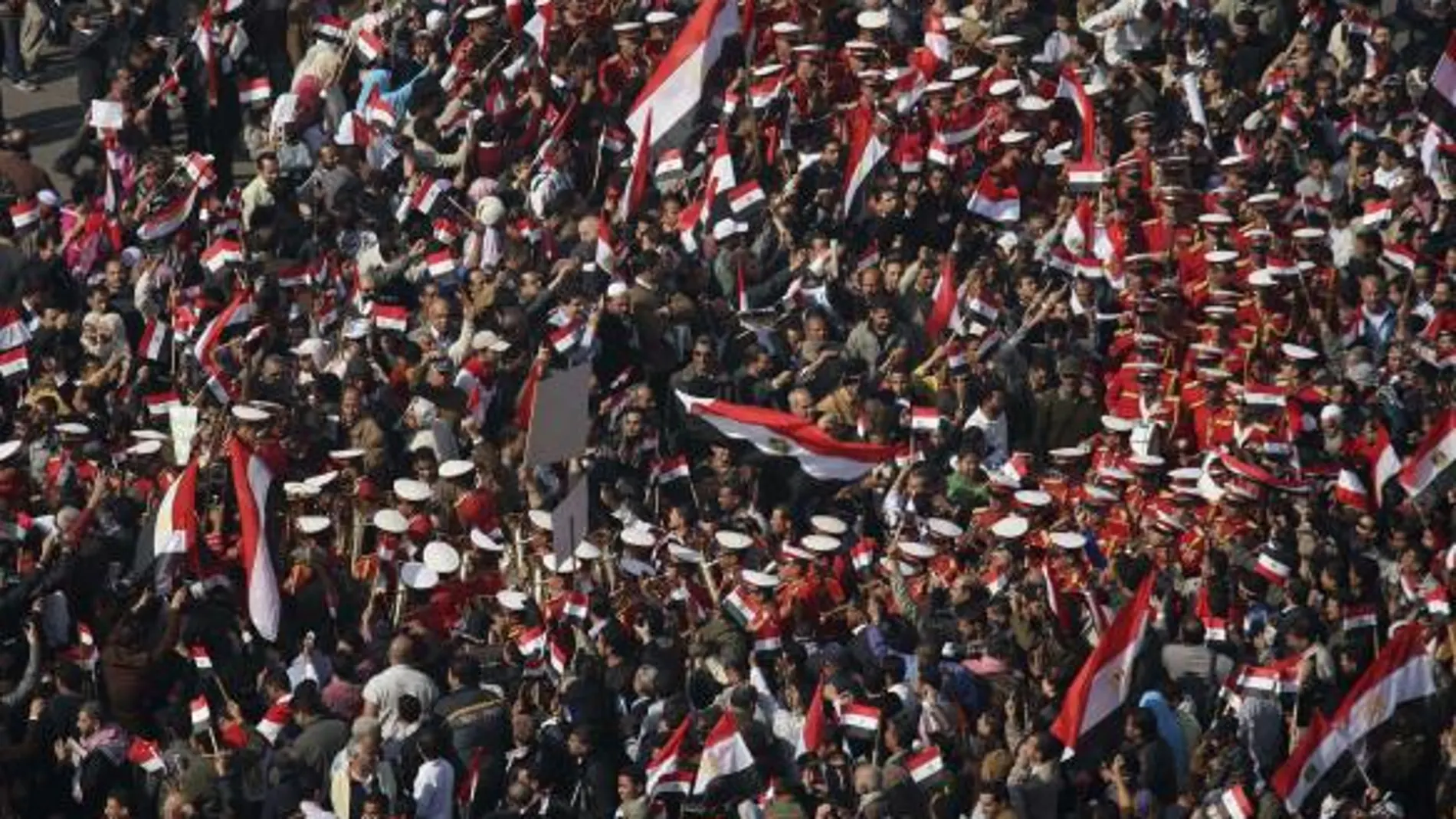 Decenas de miles de egipcios celebran la renuncia de Mubarak