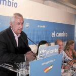 El presidente del PP-A intervino ayer en una reunión del partido en Los Barrios