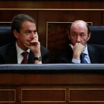 Zapatero y Rubalcaba durante una sesión en el Congreso