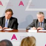 El presidente de la CEOE, Juan Rosell y el secretario general de CC OO, Ignacio Fernández Toxo, en la firma del Acuerdo Económico y Social