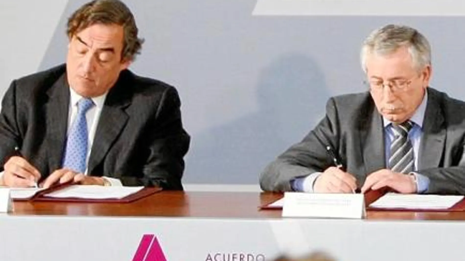 El presidente de la CEOE, Juan Rosell y el secretario general de CC OO, Ignacio Fernández Toxo, en la firma del Acuerdo Económico y Social