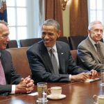 El presidente Barack Obama, ayer en la Casa Blanca, discute con varios congresistas el techo de gasto de EE UU