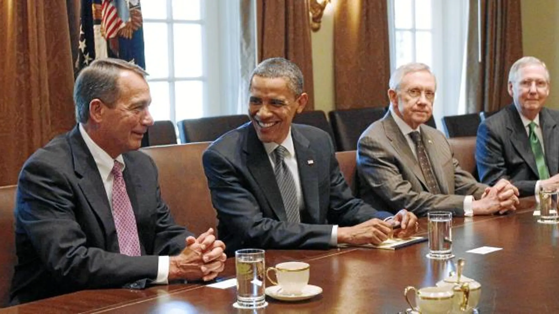 El presidente Barack Obama, ayer en la Casa Blanca, discute con varios congresistas el techo de gasto de EE UU