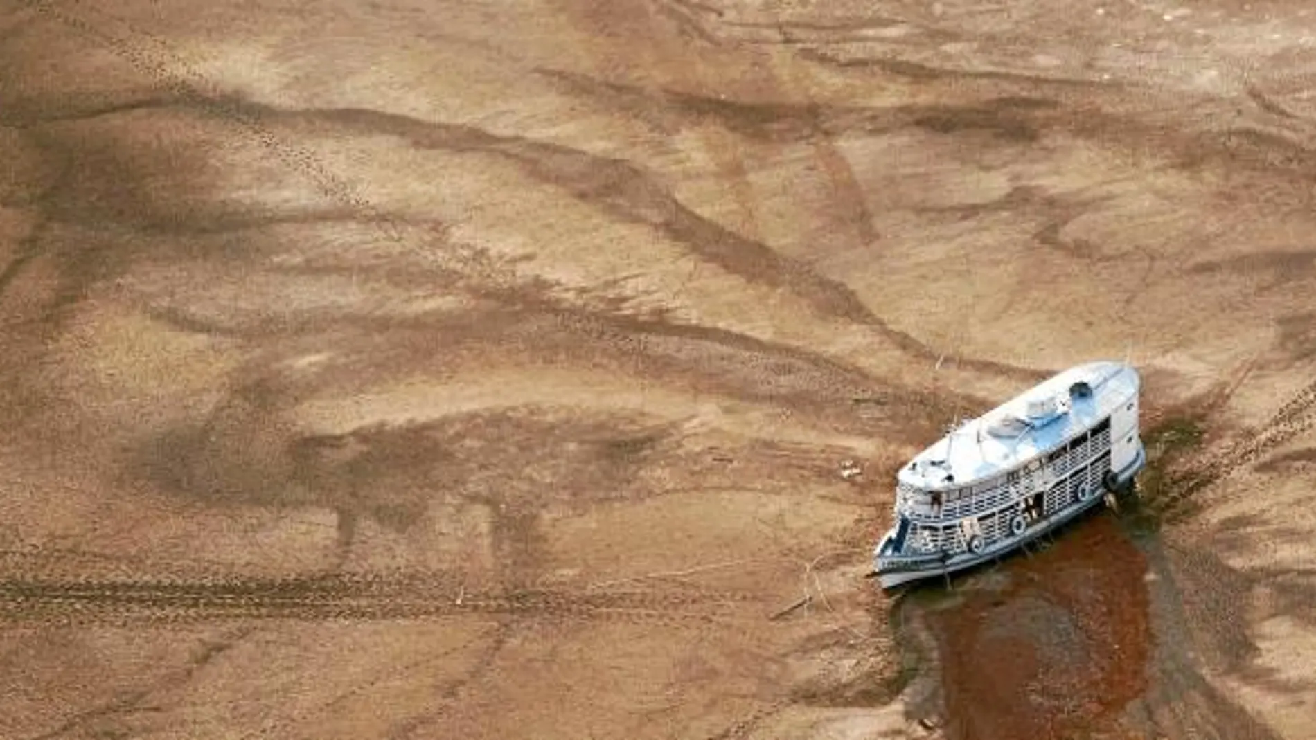 Un ferry varado al este de Barreirinha, una de las zonas amazónicas más afectadas de Brasil