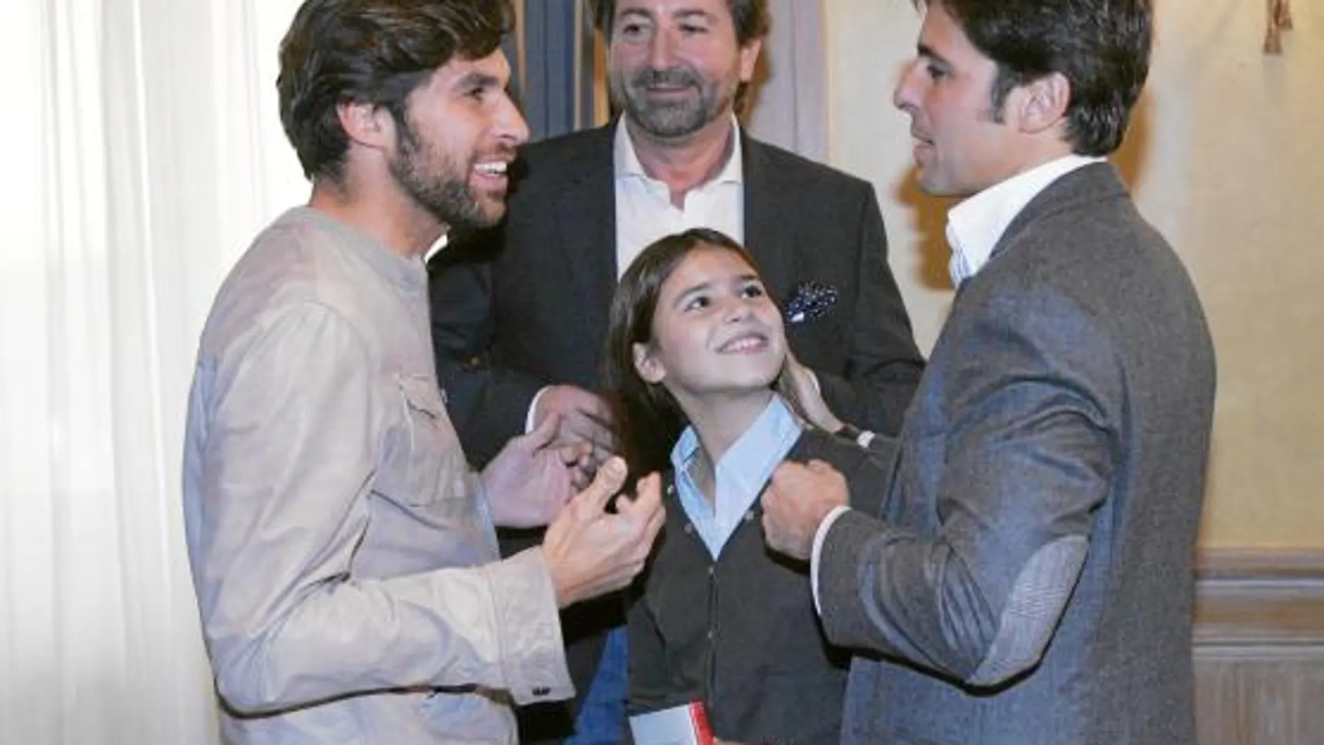 Cayetana, junto a su padre, su tío y Julián Contreras