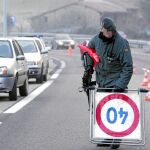 Un agente de los GAR, en un control en una carretera de Guipúzcoa