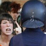 Una joven grita ante un policía en las proximidades del Congreso de los Diputados, durante una concnetración de "indignados"a fianles de septiembre