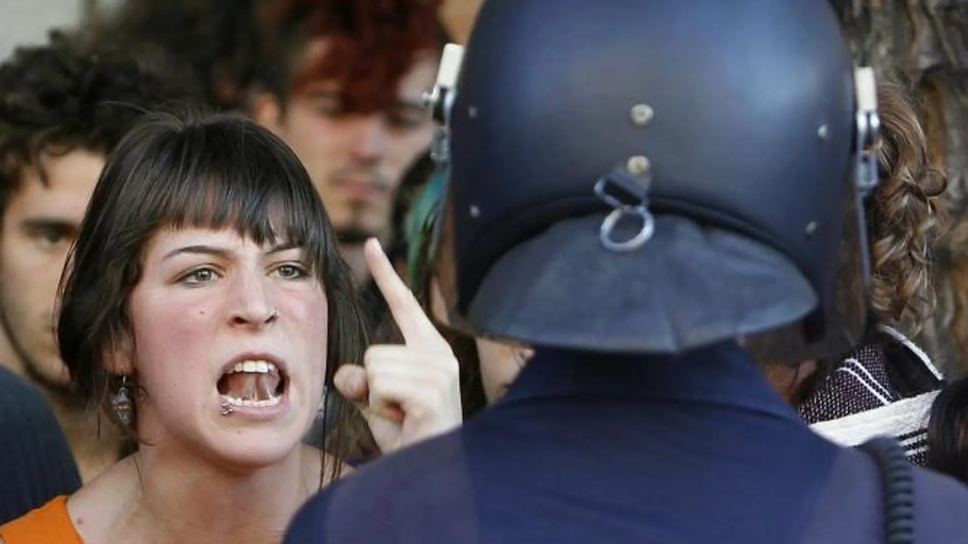 Una joven grita ante un policía en las proximidades del Congreso de los Diputados, durante una concnetración de "indignados"a fianles de septiembre
