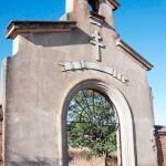 Fachada de acceso al antiguo camposanto del Hospital de Los Montalvos, de donde se han sustraído cruces y una puerta de hierro