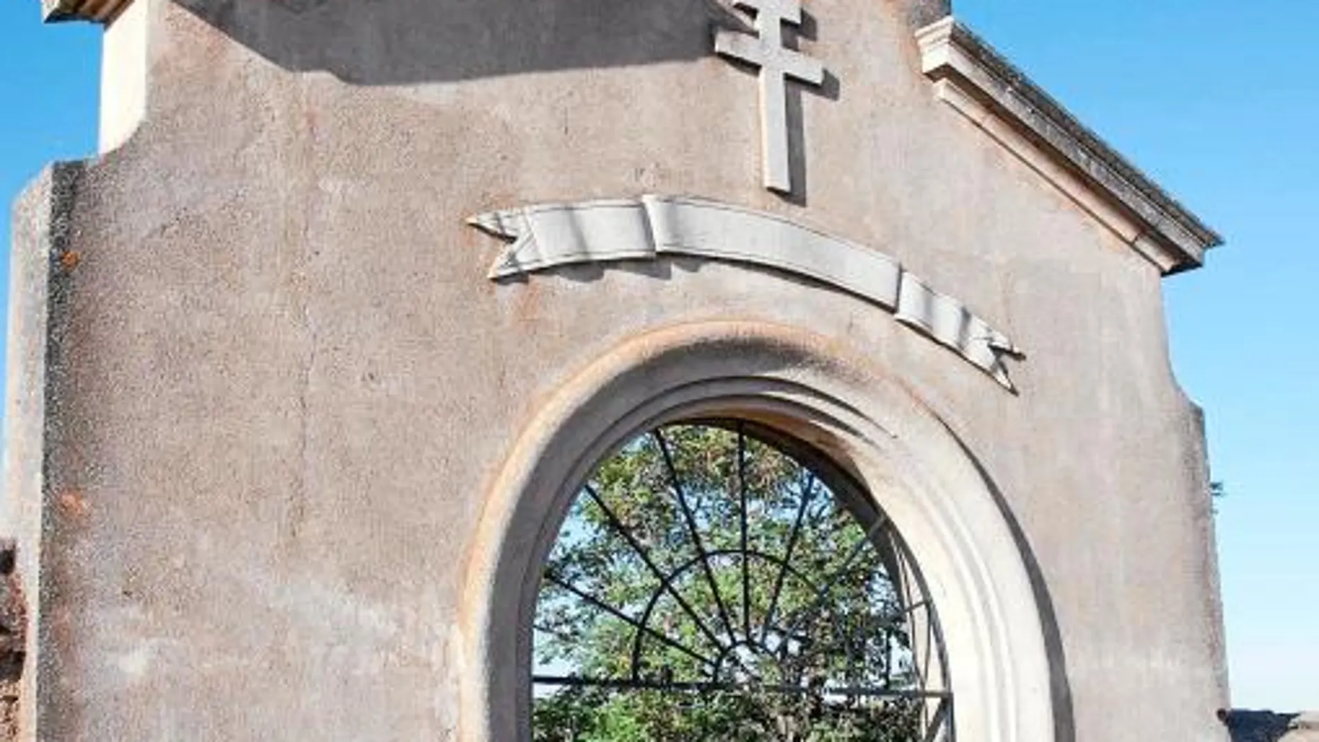 Fachada de acceso al antiguo camposanto del Hospital de Los Montalvos, de donde se han sustraído cruces y una puerta de hierro