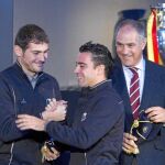 Casillas saluda a Xavi en presencia de Zubizarreta. De los cuatro centenarios sólo faltó Raúl