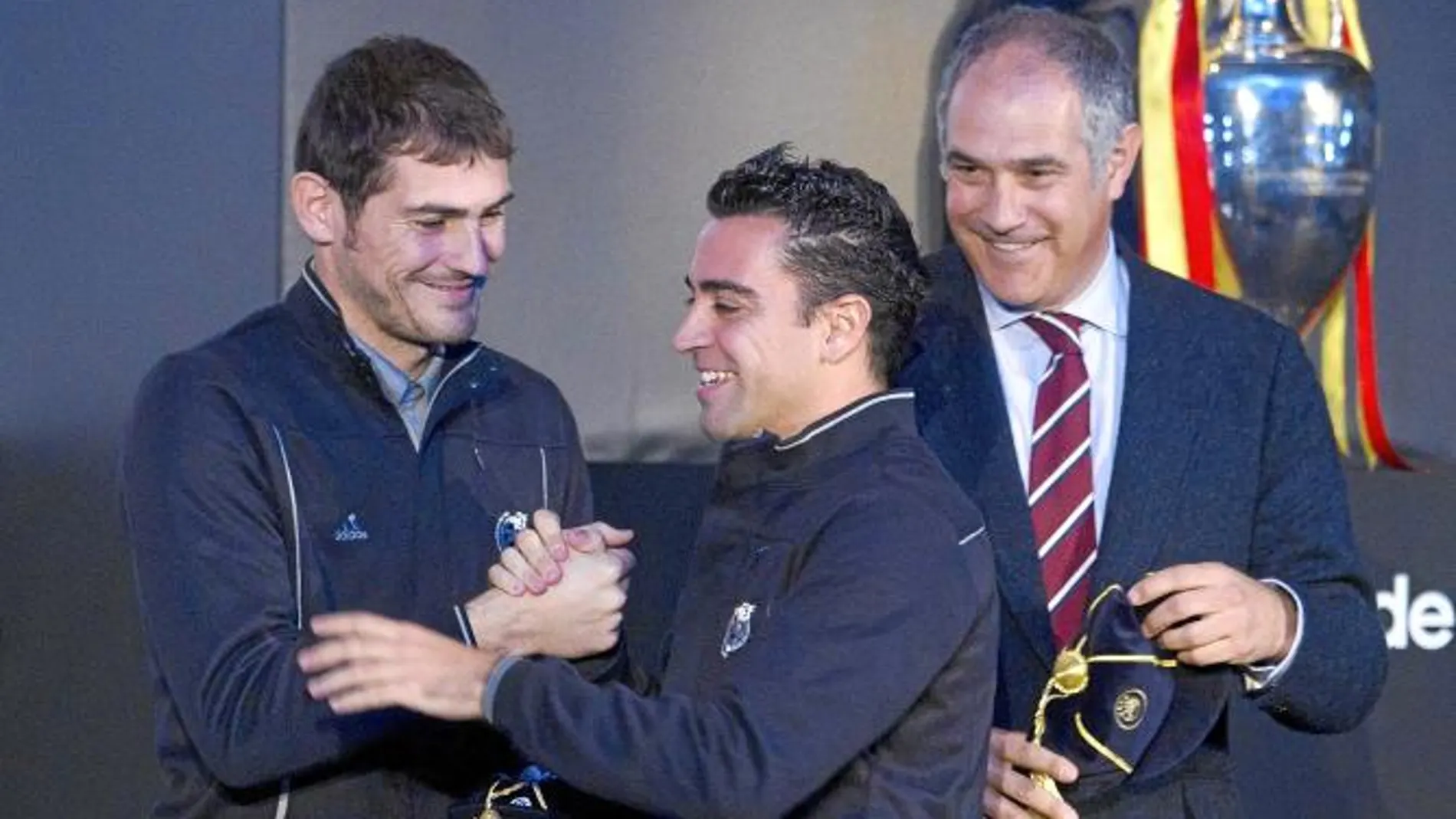 Casillas saluda a Xavi en presencia de Zubizarreta. De los cuatro centenarios sólo faltó Raúl