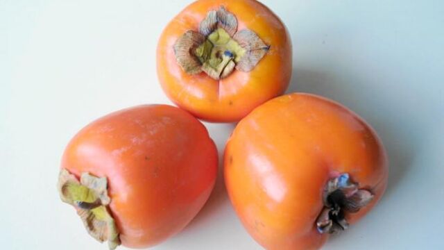 Los caquis son recomendables para evitar las infecciones de garganta, ya que contiene vitamina A