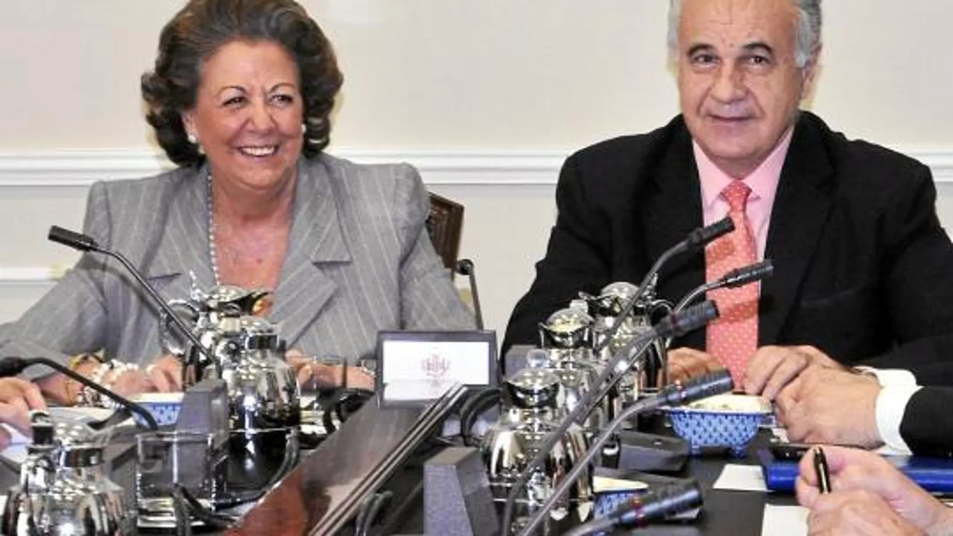 La alcaldesa de Valencia, Rita Barberá, y el conseller de Solidaridad y Ciudadanía, Rafael Blasco, ayer durante la rueda de prensa