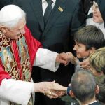 Benedicto XVI se detuvo a saludar a un grupo de niños durante su recorrido por la Catedral de Santiago de Compostela