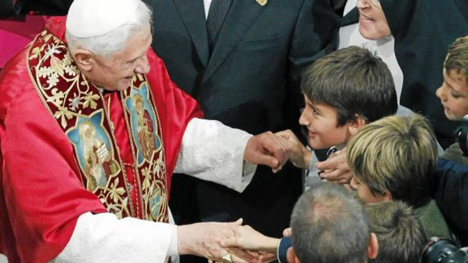Benedicto XVI se detuvo a saludar a un grupo de niños durante su recorrido por la Catedral de Santiago de Compostela